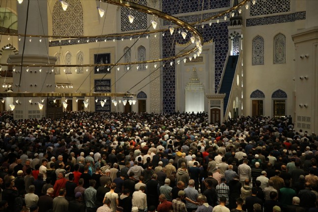 Büyük Çamlıca Camiinde İlk Teravih Namazı Kılındı