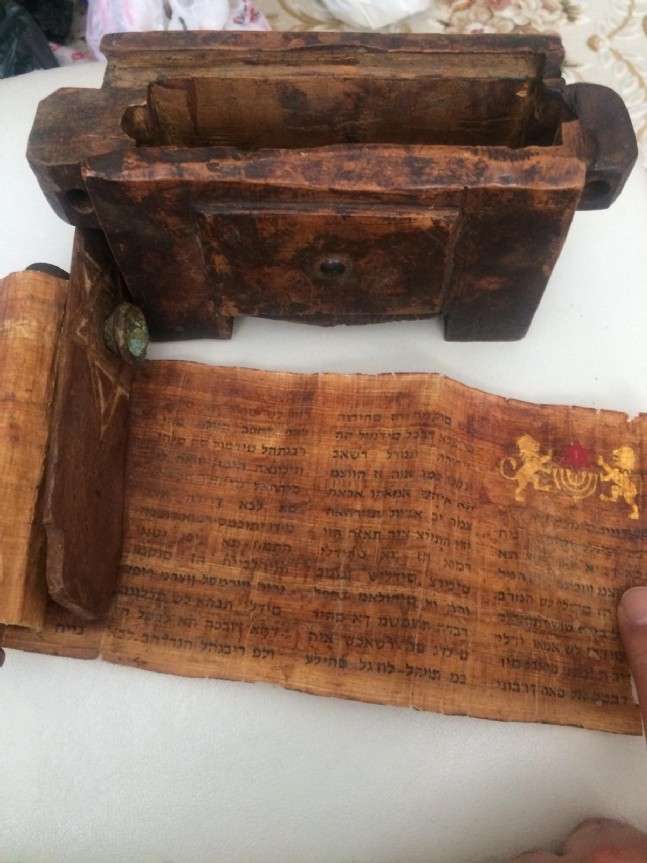 Polis Alıcı Kılığına Girdi, 1400lü Yıllara Ait Tevrat Ve Tasvir Ele Geçirildi