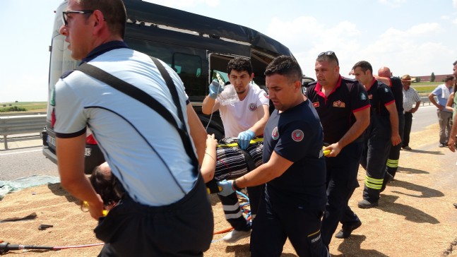 Yolcu Minibüsü Buğday Yüklü Traktöre Çarptı: 6 Yaralı