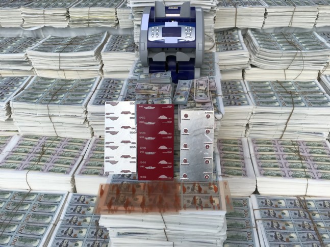 Sahte Dolarlar Emniyetin Önünde Sergilendi