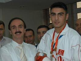 METE CENGIZ - Göğsümüzü kabarttı