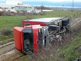 Kamyon şarampole devrildi: 26 yaralı