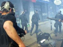 Taksim'de çok sayıda gösterici gözaltına alındı