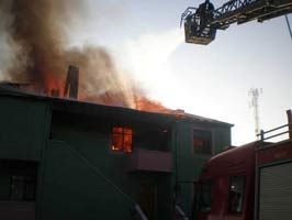 KUZULUK - 3 katlı binada çıkan yangın korkuttu