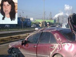 Üzerine otomobil devrilen kadın hayatını kaybetti