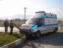 Ambulans kaza yaptı 2 yaralı