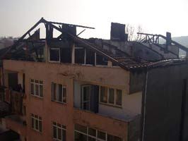 Yangından kaçarken 5. kattan aşağı düştü