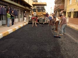 Nazilli'de yağmurlama ve asfaltlama çalışmaları
