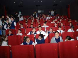 Sokakta çalışan çocuklar sinemada