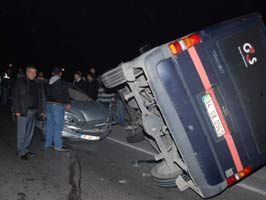 İzmir'de zırhlı banka aracı devrildi