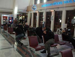 Çalışanlar grev yaptı yolcular uyudu