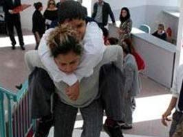 KADEM METE - Engelli çocuğunu 6 yıldır sırtında taşıyor