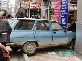 Otomobil mağazaya girdi