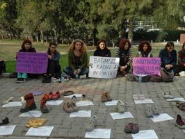 Şiddete karşı ayakkabı çıkardılar