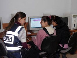 Konya polisinden çocuklara internet evi