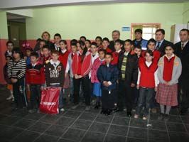 Düzce Emniyeti'nden öğrencilere giysi yardımı