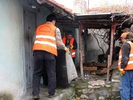 Evden 6 kamyon atık çıktı