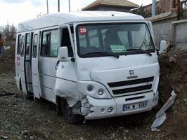 Midibüsle traktör çarpıştı: 4 yaralı