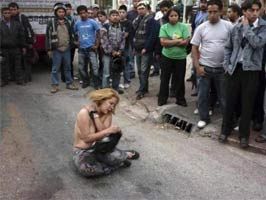 GUATEMALA - Sokak'ta kadına linç!