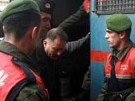 Tutuklu albaydan 3 komutan isyanı