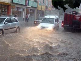 İstanbul'da yağış su baskınlarına neden oldu