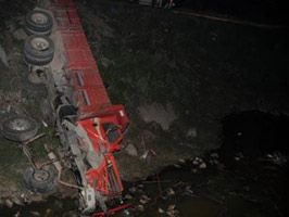 Kamyon dereye uçtu sürücü sağ kurtuldu