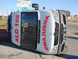 MERAM EĞITIM VE ARAŞTıRMA HASTANESI - Ambulans kaza yaptı: 4 yaralı