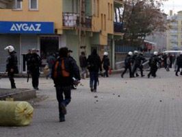 MAHMUR - Ağrı'da PKK yandaşları polise saldırdı