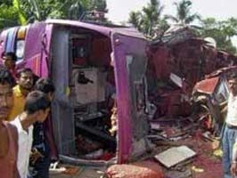 Bangladeş'te iki otobüs çarpıştı: 21 ölü, 50 yaralı