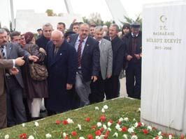Başkandan Ecevit'in mezarına ziyaret