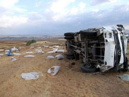 Tekirdağ'da buğday yüklü kamyon devrildi