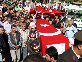 Sahil yolunu trafiğe kapatan grup dağıldı