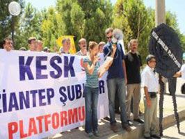 KESK üyeleri AK Parti İl Başkanlığı binasına siyah çelenk bıraktı