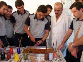 Polis adayları 'Ebru' sanatı eğitimi alıyor