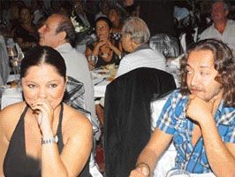 MUAZZEZ ABACı - İzel'in 'Laf ebesi' aşkı