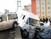 İki servis minibüsü çarpıştı: 7 yaralı