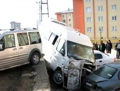 İki servis minibüsü çarpıştı: 7 yaralı