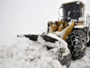 Kar yağışı köy yollarını ulaşıma kapattı