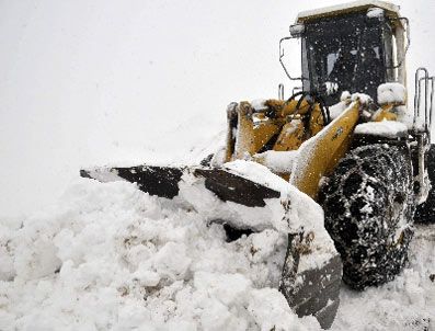 Kar yağışı köy yollarını ulaşıma kapattı