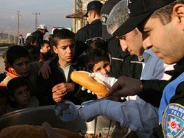 Polislerden çocuklara kavurma ikramı