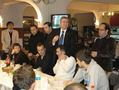 CEM KARA - Başkan Çatalca Spor'a yemek verdi