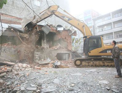 Esenler'de metruk binalar yıkıldı