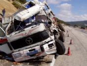 Kamyonet duvara çarptı :1 ölü, 2 yaralı