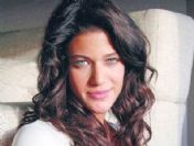 Dizi setini dağıttı