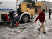 Belediye tankerle su dağıtıyor