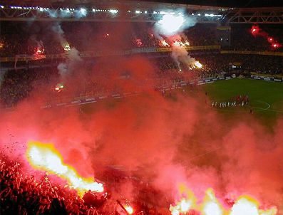 UEFA tribünlerde yakılan meşaleler yüzünden ceza verdi