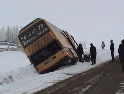 Yolcu otobüsü buzlanma nedeniyle devrildi