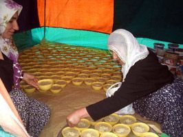 Erzin'de aşure ikramı