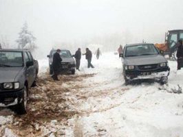 Karda mahsur kalan 100 kişi kurtarıldı