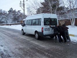 Karda mahsur kalan 35 kişi kurtarıldı
